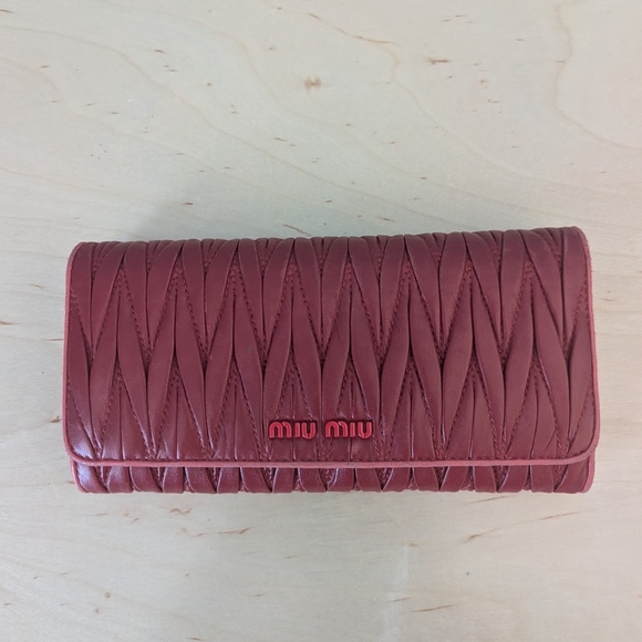 Miu Miu Red Quilted Leather Wallet - Picture 3 of 12